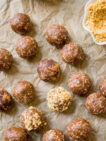 These healthy peanut butter brownie bites are just 6 ingredients— dates, almonds, cocoa powder, peanut butter, honey, and salt. Toss it in a blender then roll into balls.
