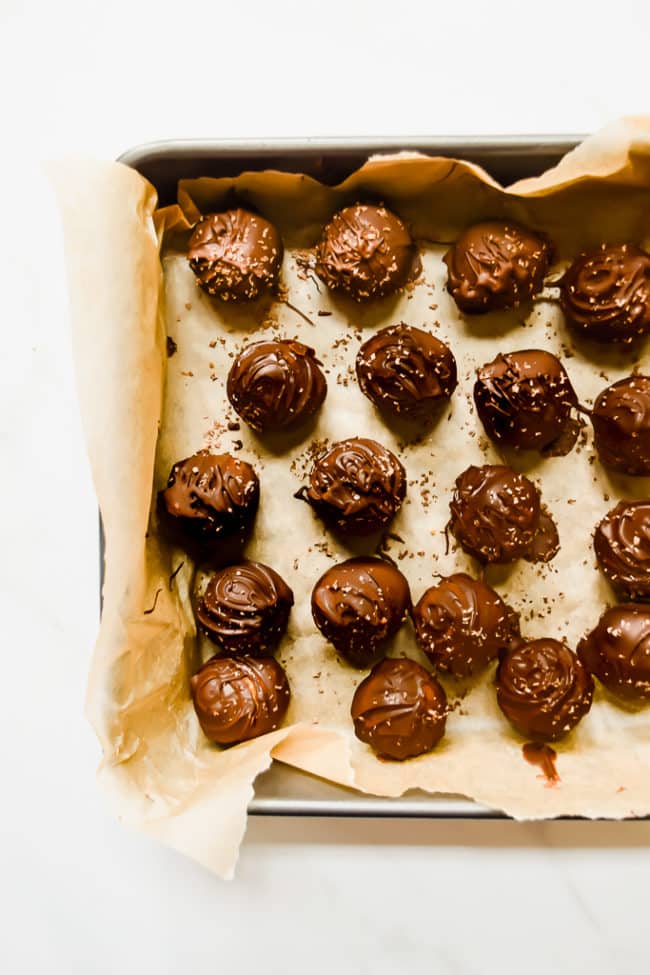 5 Ingredient Vegan Peanut Butter Chocolate Truffles - Run Lift Eat Repeat