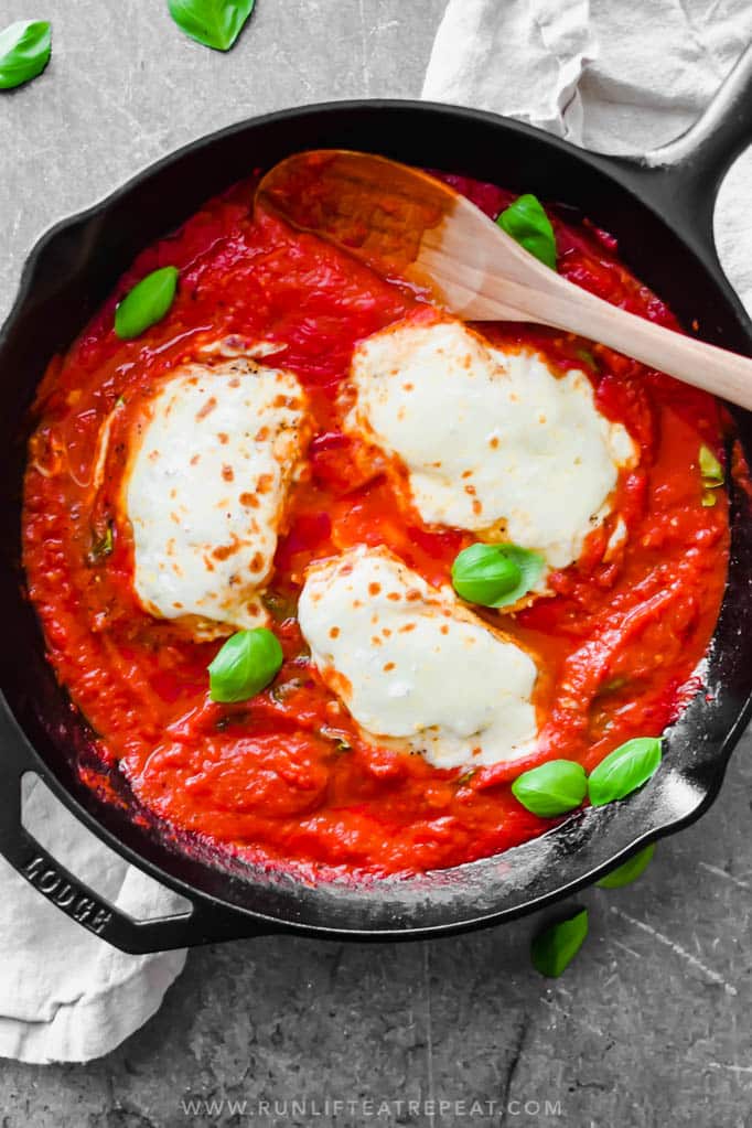 One skillet and 35 minutes is all it takes to make this easy chicken parmesan! Find the recipe at runlifteatrepeat.com.