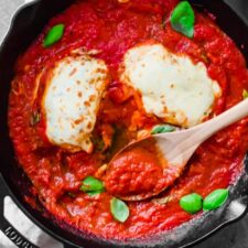 Easy Dinner: Skillet Chicken Parmesan. One skillet and 35 minutes is all it takes to make this easy chicken parmesan! Find the recipe at runlifteatrepeat.com.