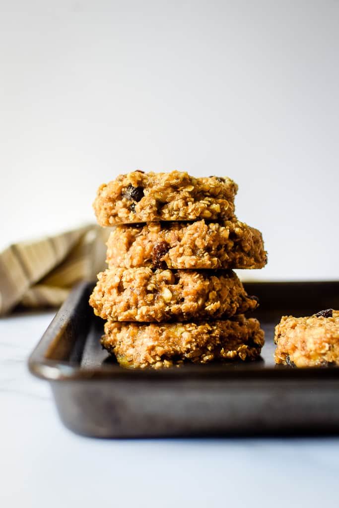 These breakfast cookies are made with wholesome, healthy ingredients — made in just 1 bowl! Get the recipe at runlifteatrepeat.com!