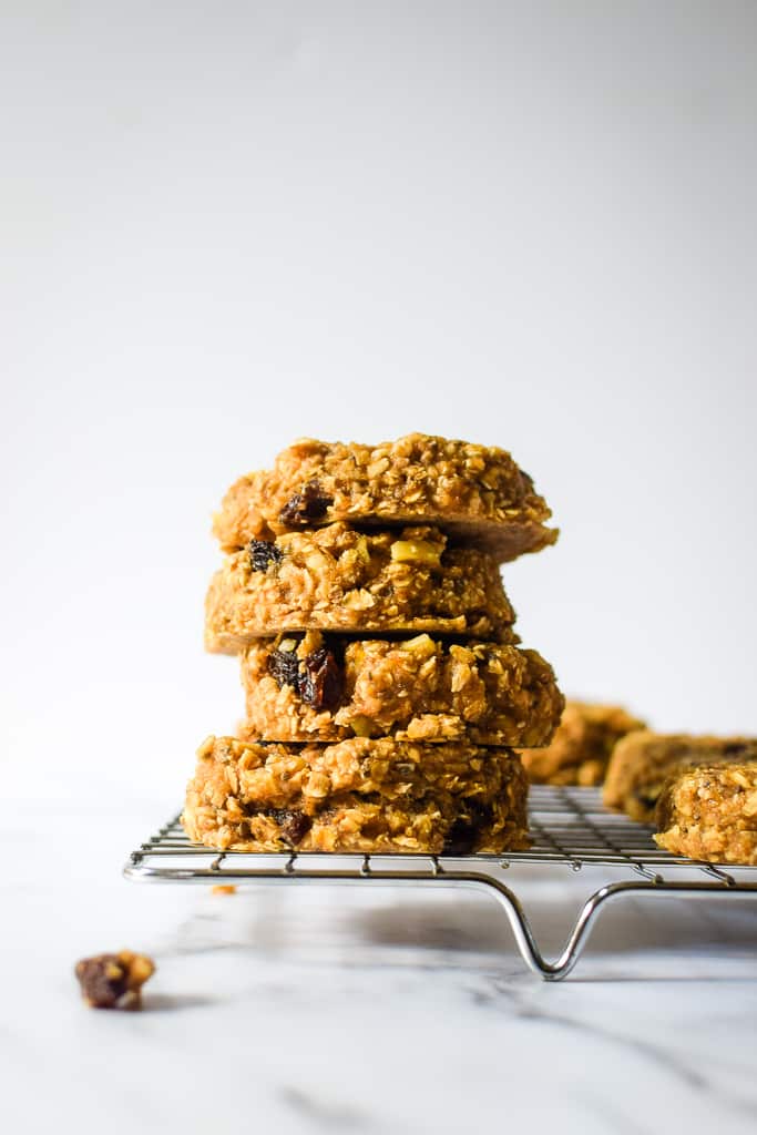 These breakfast cookies are made with wholesome, healthy ingredients — made in just 1 bowl! Get the recipe at runlifteatrepeat.com!