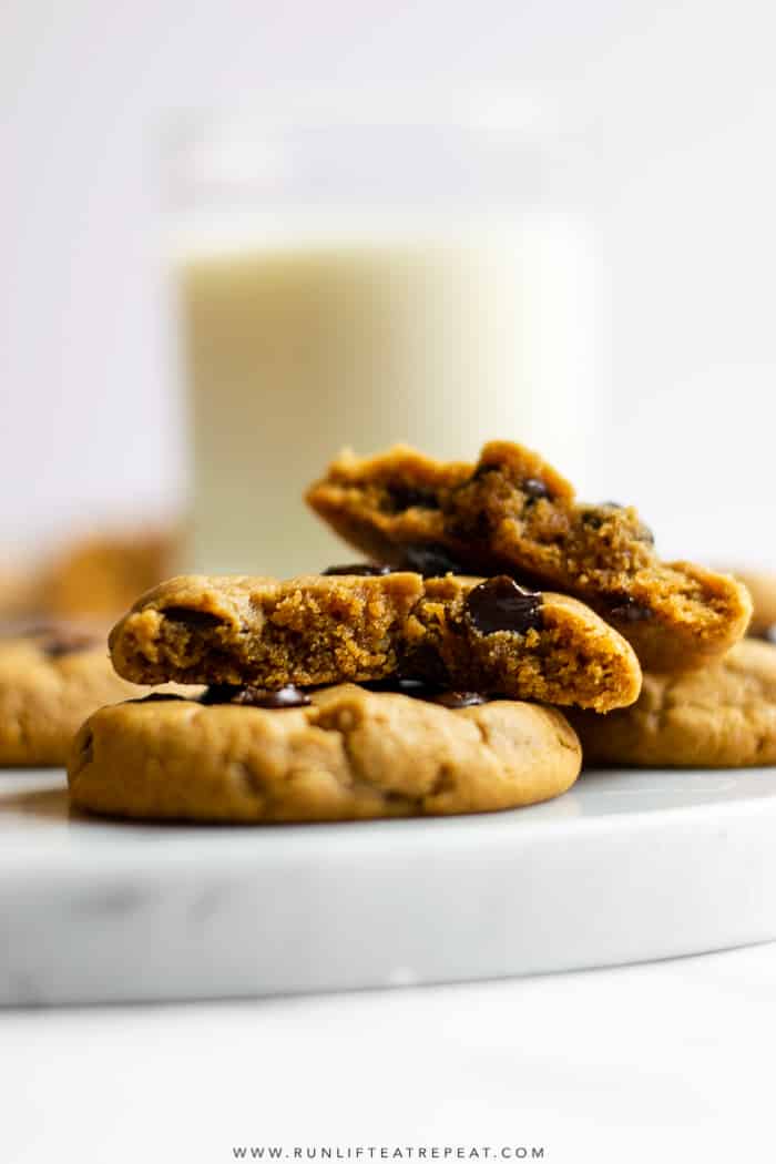 With just 6 ingredients and only 15 minutes to makeâ€” these gluten-free almond butter chocolate chip cookies couldn't be easier! #cookies #almondbutter #glutenfree #peanutbutter #flourless #easy