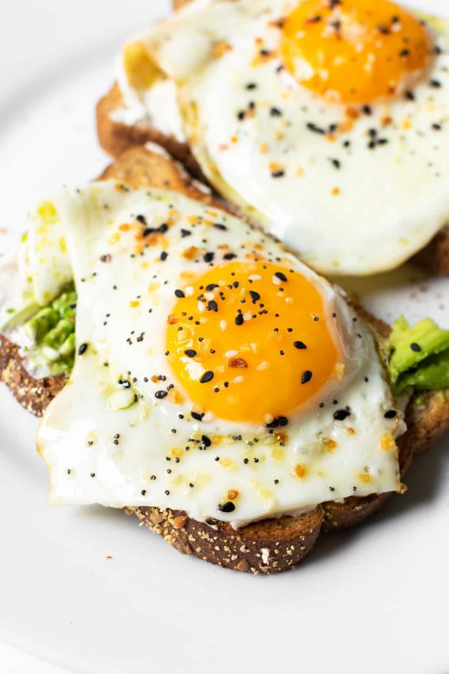 This avocado egg toast is a simple breakfast that takes just 10 minutes. With just 5 ingredients, this breakfast will keep you full for hours!