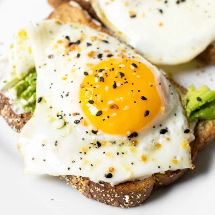 This avocado egg toast is a simple breakfast that takes just 10 minutes. With just 5 ingredients, this breakfast will keep you full for hours!