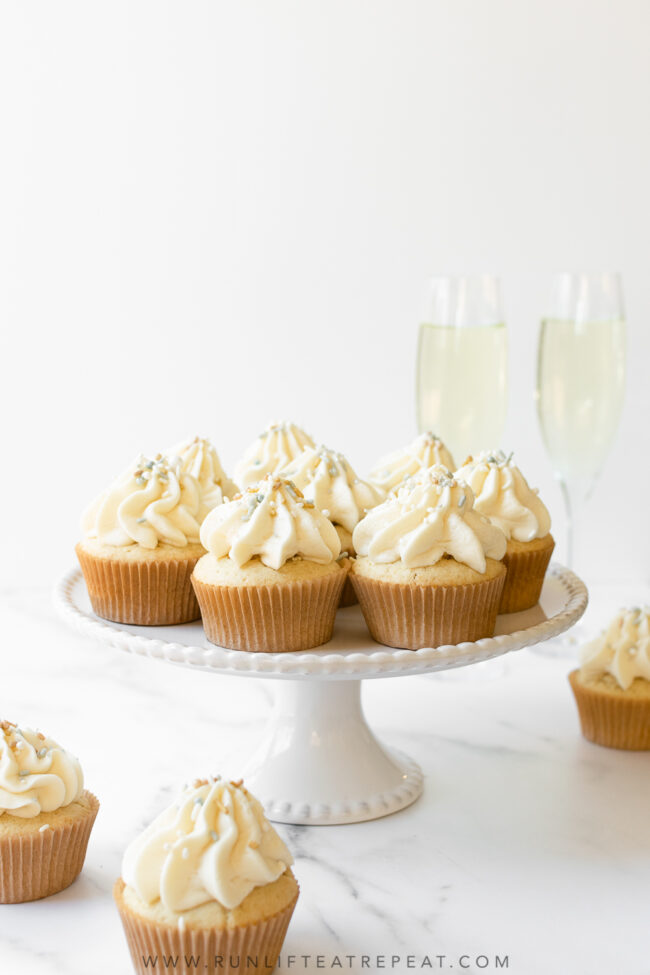 These party piñata cupcakes are fluffy, moist and filled with a sweet surprise. These are perfect for New Years Eve or even gender reveals or parties!