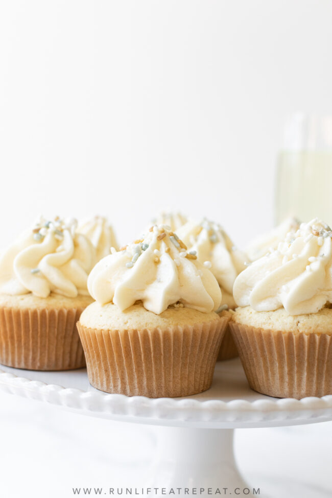 These party piñata cupcakes are fluffy, moist and filled with a sweet surprise. These are perfect for New Years Eve or even gender reveals or parties!