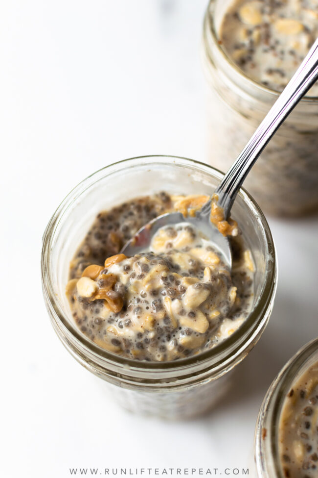 These overnight oats have just 6 ingredients and easy to prep ahead of time for those busy weeks. There's no better way to start your morning than with a healthy and balanced breakfast.