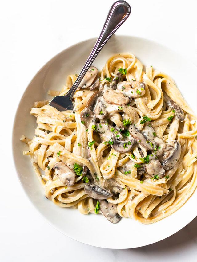 This creamy mushroom pasta recipe is an easy weeknight meal that's ready in just 30 minutes! The mushroom sauce is heavenly — it's bright, flavorful, tons of garlic and incredibly creamy.