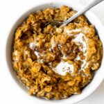 As the cooler weather rolls in this pumpkin oatmeal recipe hits the spot. It has ton of pumpkin flavor, a touch of spice and sweetness— it'll warm you right up!