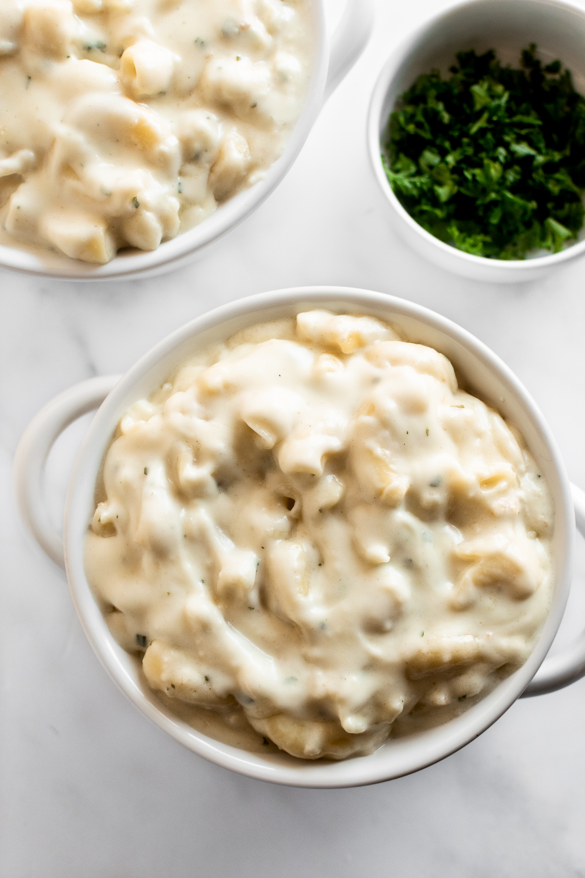 macaroni and cheese creamy in bowl.