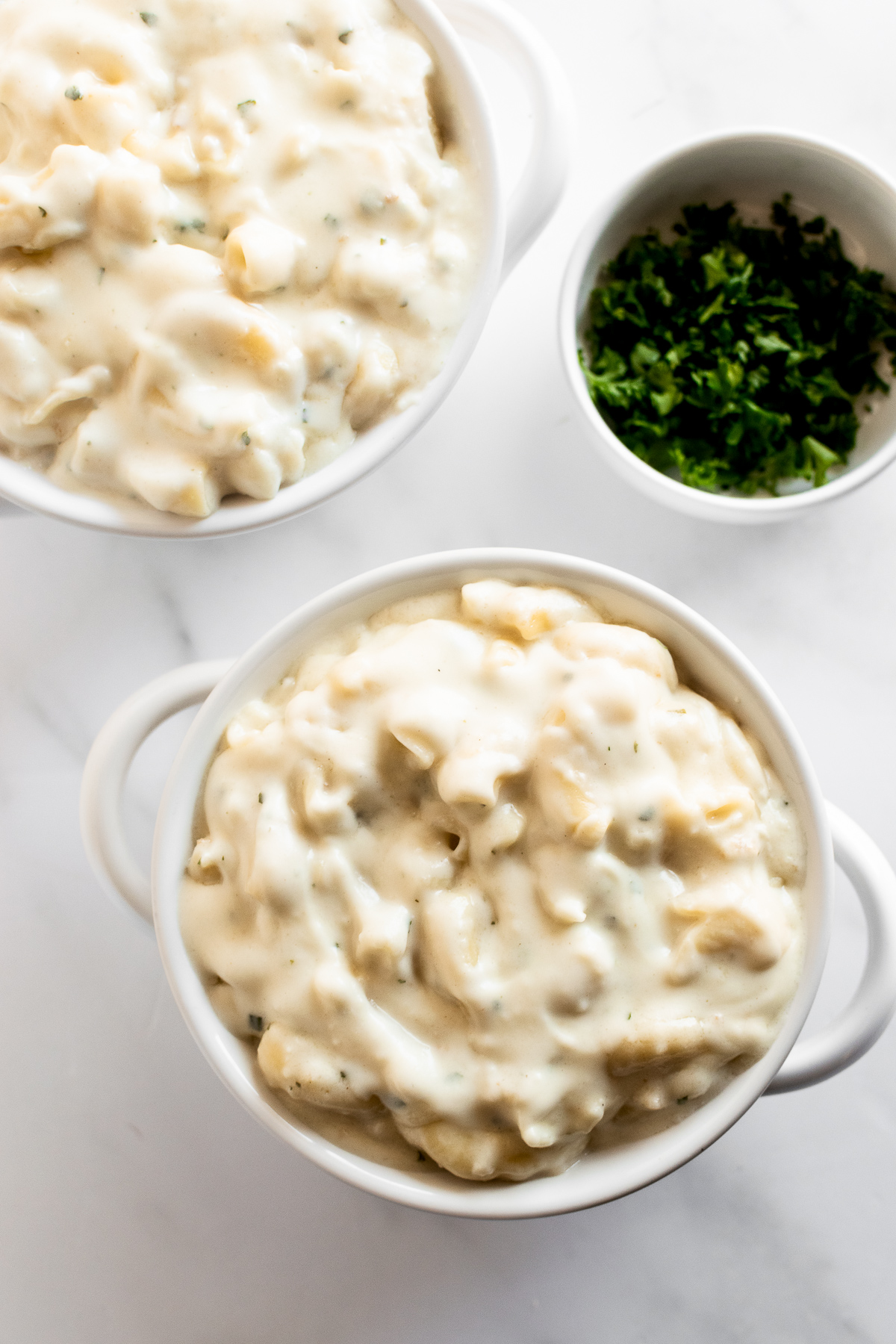 creamy macaroni and cheese in serving bowl
